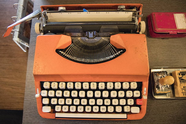 Vieille machine à écrire vintage orange rétro sur la table
 - Photo, image
