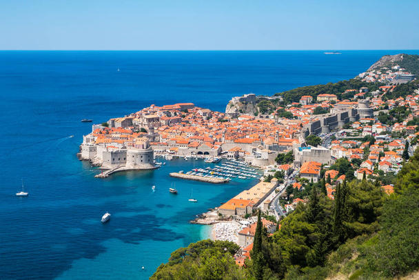 Dubrovnik óvárosa a parton az Adriai-tenger, Dalmácia, Horvátország - Horvátország kiemelkedő úticél. Dubrovnik régi város Unesco Világörökség 1979-ben szerepel. - Fotó, kép