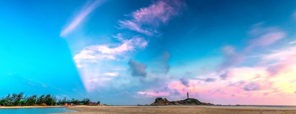 Ke Ga vuurtoren zonsondergang met surf klopte soepeler riffen maken wolken op de zee, zoals dit is de enige oude vuurtoren is gelegen op het eiland in Vietnam - Foto, afbeelding