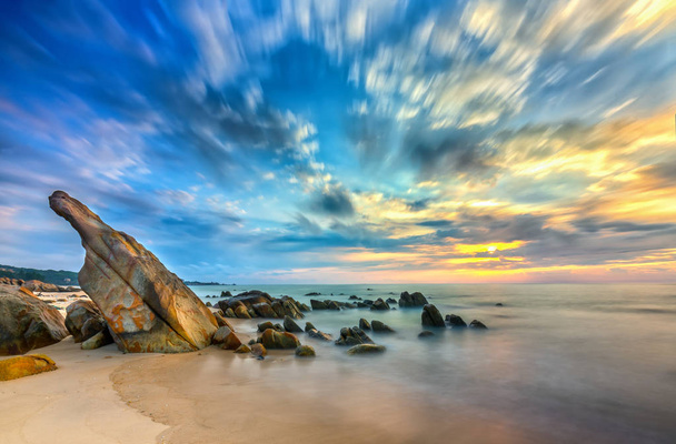 Tulivuoren kiviä rannalla auringonnousu dramaattinen taivas, alla riutat ovat välissä aaltoja aaltoilevat sileä todellinen tervetullut uusi päivä kaunis
 - Valokuva, kuva