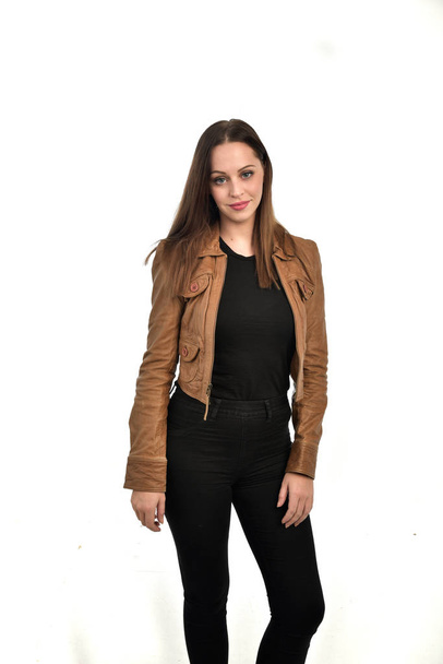 ritratto di ragazza bruna che indossa una giacca di pelle marrone. isolato su sfondo bianco dello studio
. - Foto, immagini