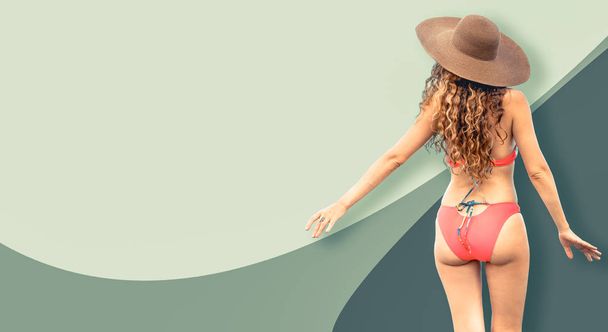 Kaunis nuori seksikäs nainen uimapuku poseeraa väri tausta. Kesämainonta
. - Valokuva, kuva