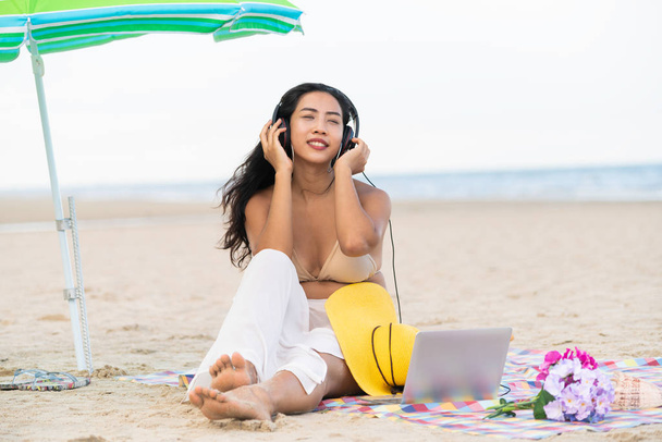 Artı boyutu yaz aylarında tropikal Kum Plajı üzerinde oturan bir genç bayan. Tatil seyahat etmek tatil. - Fotoğraf, Görsel