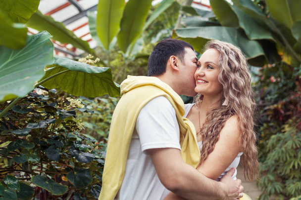 Porträt eines glücklichen schönen Paares im botanischen Garten - Foto, Bild