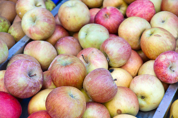 Pile de pommes dans un marché
 - Photo, image