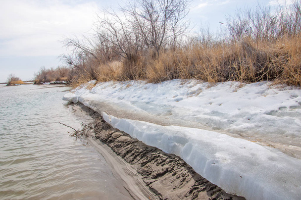 Poslední ledové řeky. Poslední kře. Poslední jehly ledu na řece Ili. Střední Asie, kazašské stepi - Fotografie, Obrázek
