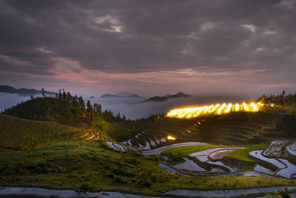 Zachód słońca w górach, w mieście Sapa, Wietnam. Sa Pa-miejscowość w gór Hoang Lien Son północno-zachodnim Wietnamie. - Zdjęcie, obraz