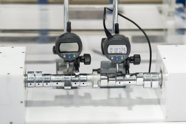 operátor kontroly vysokou přesností mřížka reproduktoru pomocí mikrometru - Fotografie, Obrázek
