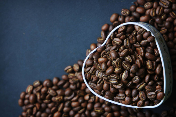 散乱のコーヒー豆と美しい背景 - 写真・画像