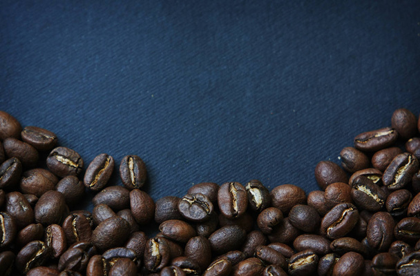 散乱のコーヒー豆と美しい背景 - 写真・画像