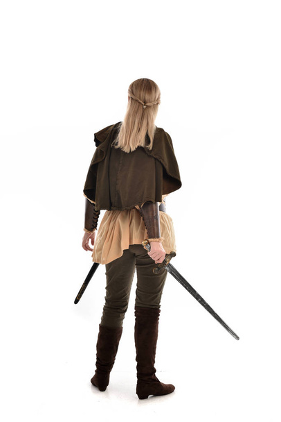 Ολόσωμο πορτρέτο του κοπέλα φορώντας μεσαιωνική ενδυμασία, πόζα στέκεται με την πλάτη στην κάμερα. απομονωμένα σε φόντο λευκό στούντιο. - Φωτογραφία, εικόνα