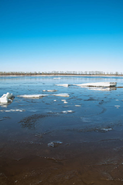 Río con hielo roto. pilares energéticos. hummoquks de hielo en el río en primavera. paisaje acercamiento hielo deriva en el río en la primavera en un día soleado
 - Foto, imagen