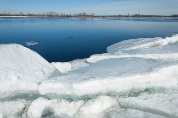 春の洪水、氷の水、川の春の早期。春の初めにロシアのタタールスタン共和国のカマ川 - 写真・画像