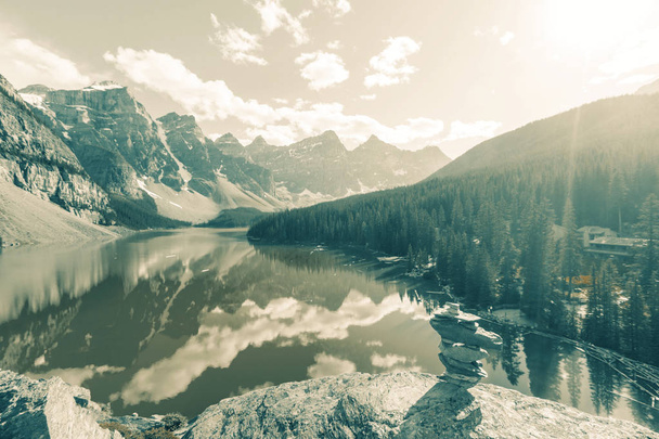 Красивые бирюзовые воды озера Морейн с заснеженными вершинами над ним в Национальном парке Банф Канады - Фото, изображение