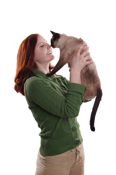 счастливая молодая женщина с кошкой
 - Фото, изображение