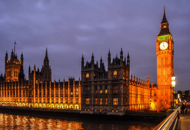 Vista del Palacio de Westminster con Big Ben, Victoria y Torres Centrales en iluminación nocturna desde el puente de Westminster
. - Foto, Imagen