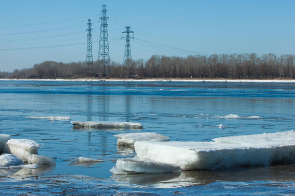 Rzeka z Broken Ice. energię filarów. kępach lodu na rzece na wiosnę. krajobraz drift szczegół lodu na rzece na wiosnę w słoneczny dzień - Zdjęcie, obraz