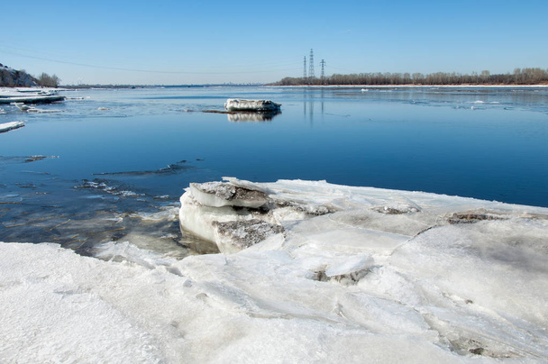 Ποταμός με σπασμένο πάγο πάγο hummocks στον ποταμό την άνοιξη. τοπίο drift γκρο πλαν πάγος στον ποταμό την άνοιξη σε μια ηλιόλουστη ημέρα - Φωτογραφία, εικόνα