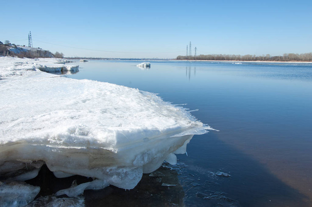 春の洪水、氷の水、川の春の早期。春の初めにロシアのタタールスタン共和国のカマ川 - 写真・画像