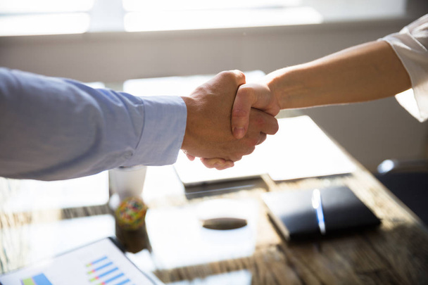 Close-up Of Two Business Partners Shaking Hands Over Desk In Office - Fotografie, Obrázek