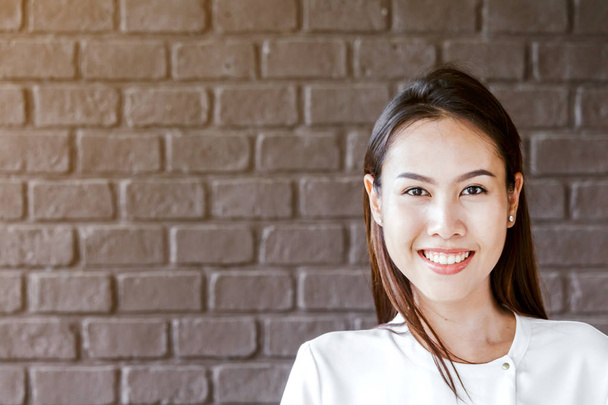 jeune souriant asiatique femme - Photo, image