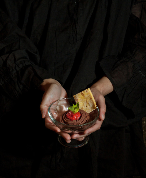Chocolate dessert in women's hands - Valokuva, kuva