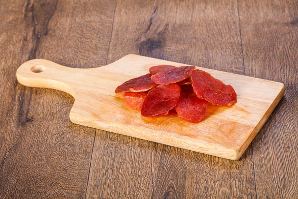Droge varkensvlees vlees heap over houten - Foto, afbeelding