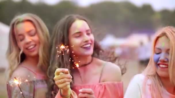 Jonge mensen met plezier met wonderkaarsen tijdens op het festival - Video