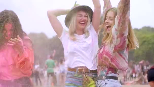 Mujeres jóvenes bailando en polvo holi durante el festival
  - Imágenes, Vídeo