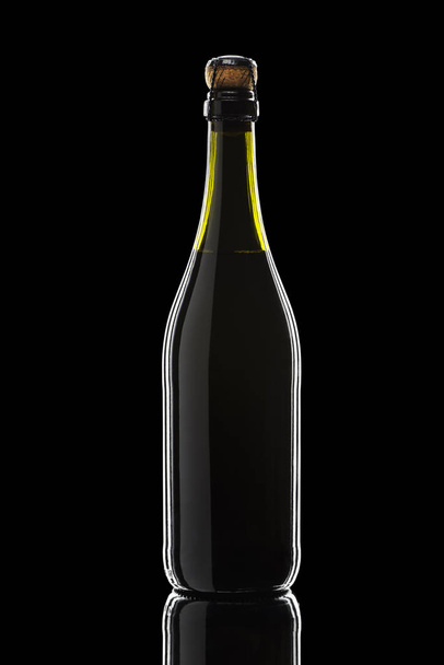 egy üveg pezsgő a fekete háttér - Fotó, kép