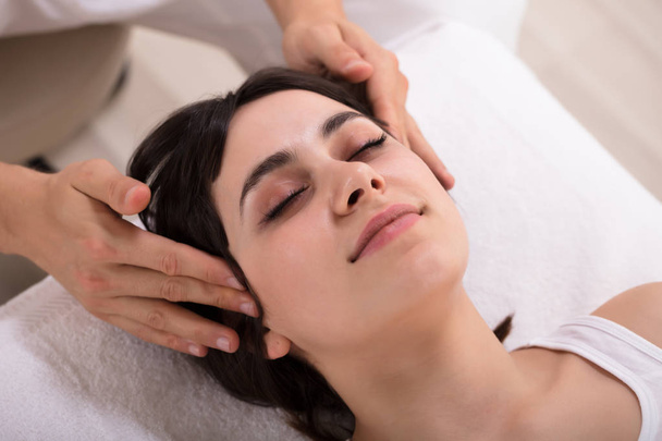 Relaxed Young Woman Receiving Acupuncture Treatment In Beauty Spa - Φωτογραφία, εικόνα