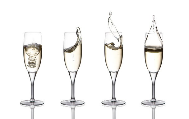 un chorrito de champán en copas sobre un fondo blanco
 - Foto, Imagen