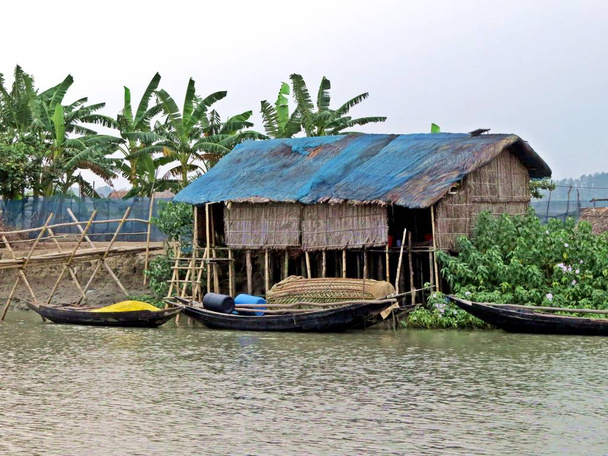 pequeño asentamiento de pescadores locales a lo largo de la vía fluvial en el bosque de Sunderbans, Bangladesh
 - Foto, imagen