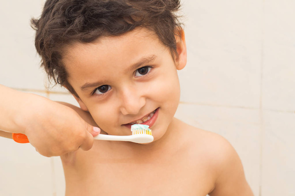 Junge 4 Jahre alt beim Zähneputzen - Foto, Bild