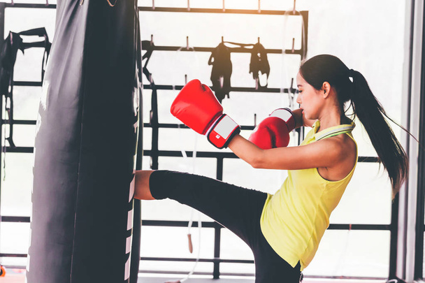 Жінка ударна сумка з боксерськими рукавичками
 - Фото, зображення