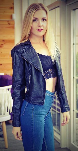 Beautiful young blonde woman posing in cafe - Foto, afbeelding