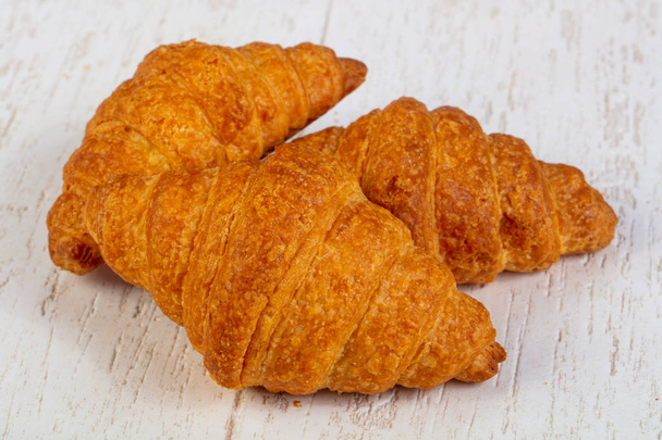 Ízletes sült hagyományos francia croissant - Fotó, kép
