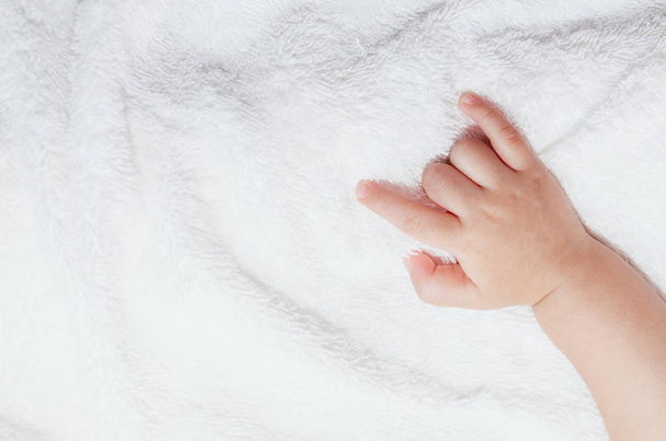 Baby hand on bed - Fotó, kép