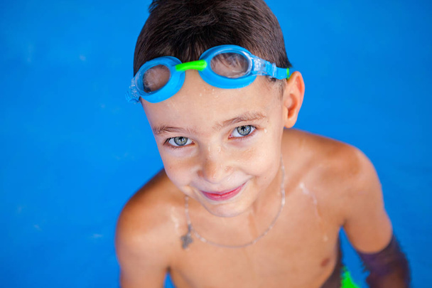 Uśmiechający się chłopca z pływania okulary w basenie - Zdjęcie, obraz