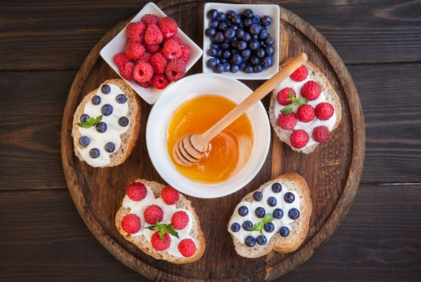 Sandwich with berries. Healthy breakfast - Zdjęcie, obraz