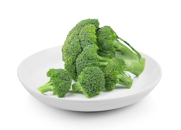 Brócoli en plato sobre fondo blanco
 - Foto, imagen