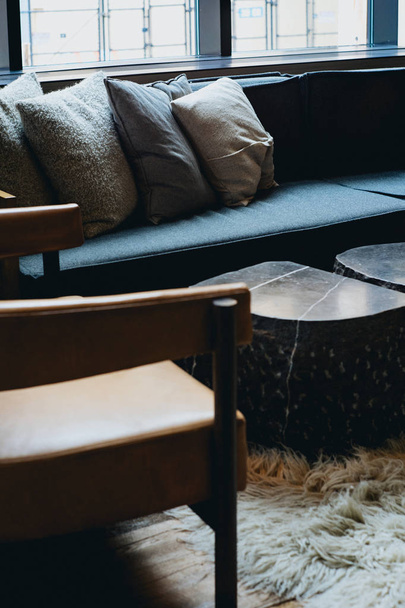 Przytulną częścią wypoczynkową z kanapami i dywan - Zdjęcie, obraz