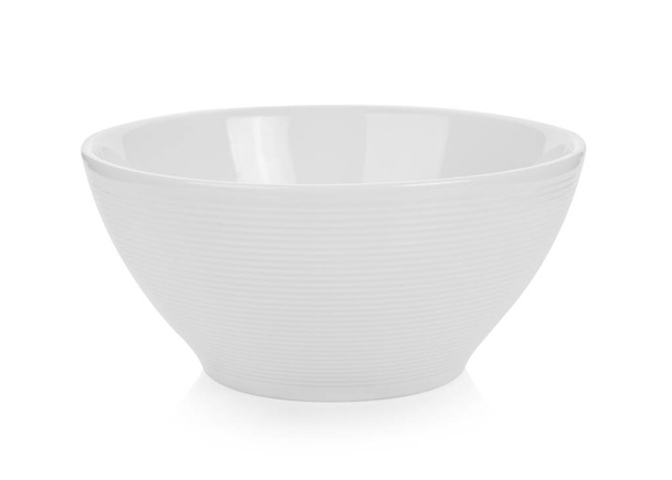 Белая керамическая чаша на белом фоне - Фото, изображение