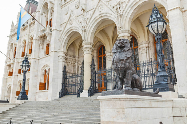 la principale attraction touristique de Budapest et de toute la Hongrie - la grande architecture gothique du bâtiment du Parlement, le concept de voyage et de tourisme
 - Photo, image