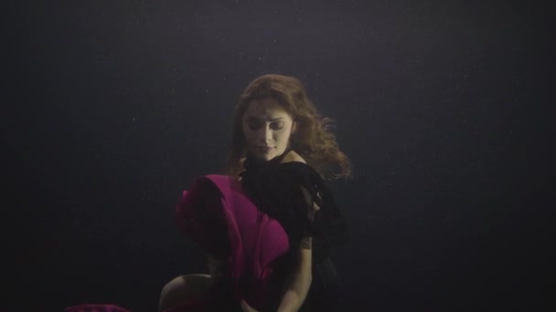 Femme sensuelle en robe de mousseline de soie nageant sous l'eau dans la piscine et posant pour le tournage vidéo
 - Séquence, vidéo