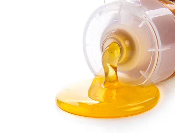 honing in plastic buis geïsoleerd op witte achtergrond - Foto, afbeelding