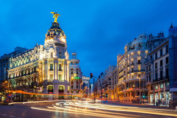 Autó, közlekedési lámpák, a Gran via street, a fő bevásárló utca, a madridi éjszaka. Spanyolország, Európa. Lanmark, Madrid, Spanyolország - Fotó, kép