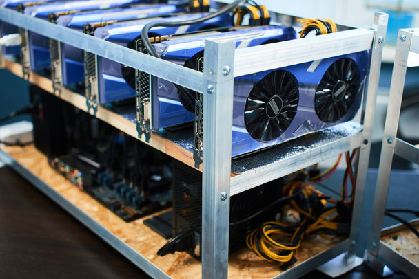 shelves with video cards for bitcoin cryptocurrency mining - Zdjęcie, obraz