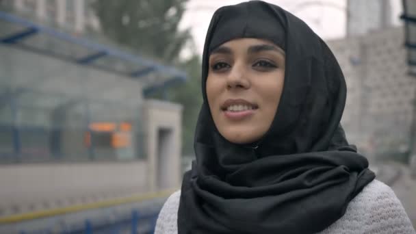 Fiatal álmodik muszlim nő hidzsáb vonat, esik az eső, a vallás fogalma, városi koncepció vár. Időjárás fogalma - Felvétel, videó