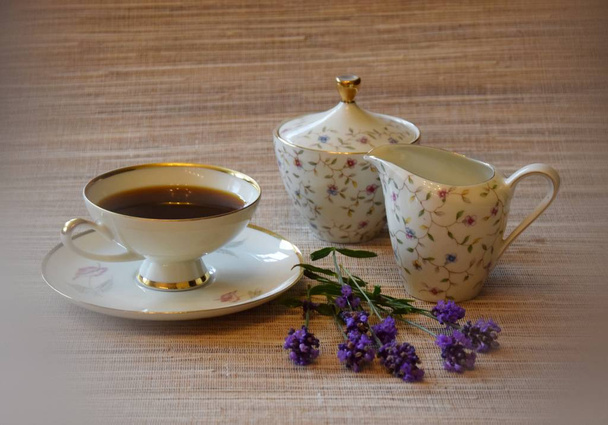 Kaffeegedeck mit Lavendel und Zuckerwuerfeln - Foto, immagini